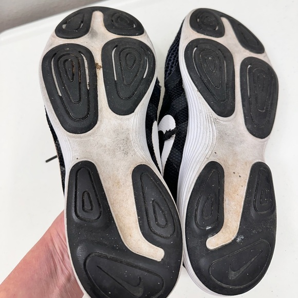 Nike Sneakers Womens Size 7.5 Black Shoes Running Walking Athletic Wear - Picture 5 of 6